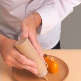 entremets à la noisette d’Italie et à l’abricot