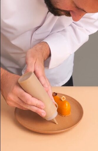 entremets à la noisette d’Italie et à l’abricot
