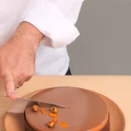 Entremets à la noisette d’Italie et à la tagette