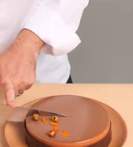 Entremets à la noisette d’Italie et à la tagette